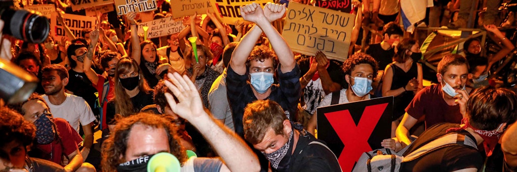 Die meisten Demonstranten trugen Mundschutz, sie forderten in Sprechchören Netanjahus Rücktritt.