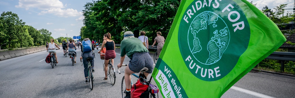 Teilnehmer einer Fahrraddemo von Extinction Rebellion. 