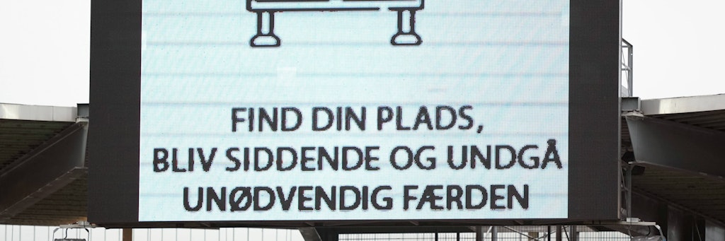 Eindeutige Aufforderung: Finde deinen Platz und bleib sitzen! Beim Pokalfinale in Dänemark hielten sich einige Fans nicht an die Corona-Abstandsregel im Stadion.