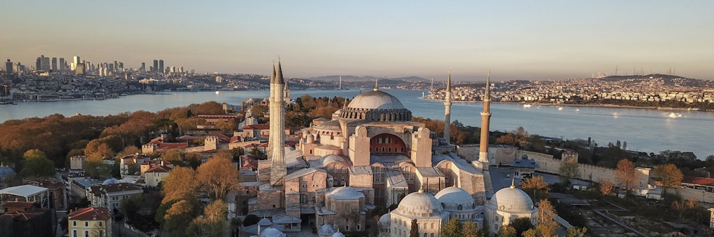 Die Hagia Sophia liegt im europäischen Teil Istanbuls zwischen Bosporus und Goldenem Horn.