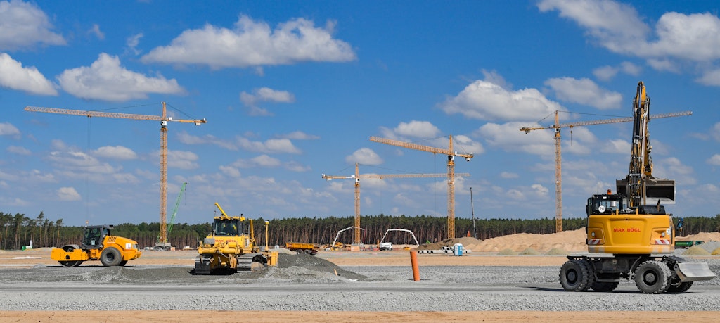 Baukrähne und Baumaschinen sind auf dem Gelände der künftigen Tesla Giga-Factory in Grünheide (Brandenburg) zu sehen.