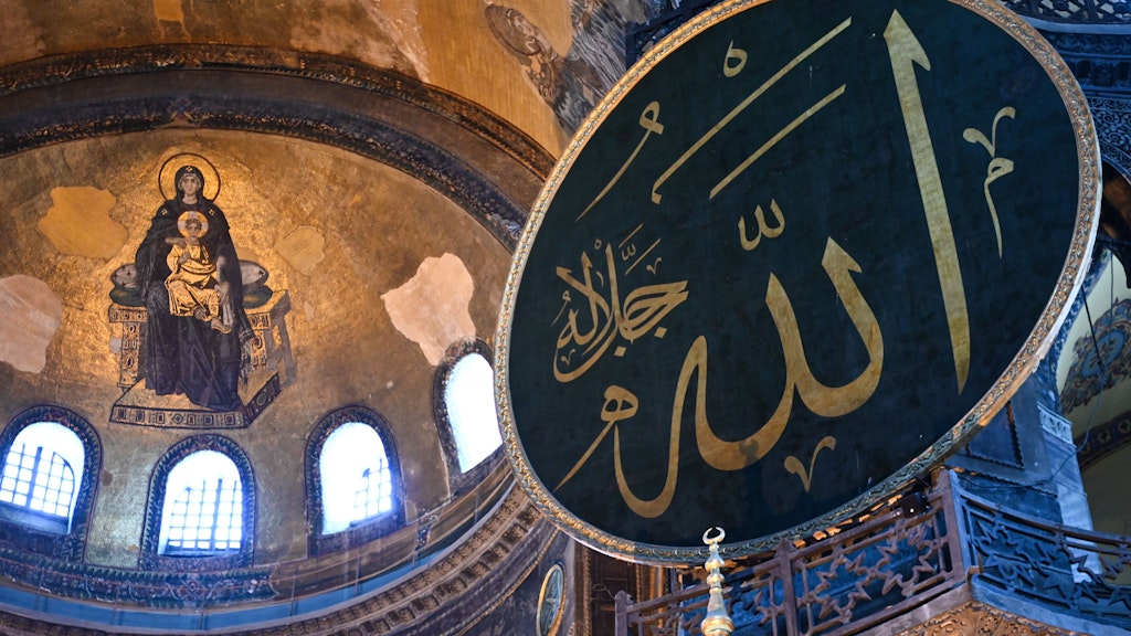 Maria mit dem Jesuskind auf dem Schoß, daneben ein gewaltiges Kalligrafie-Schild mit dem arabischen Schriftzug Allah: In der Hagia Sophia sind sich christliche und muslimische Kunst ganz nahe.