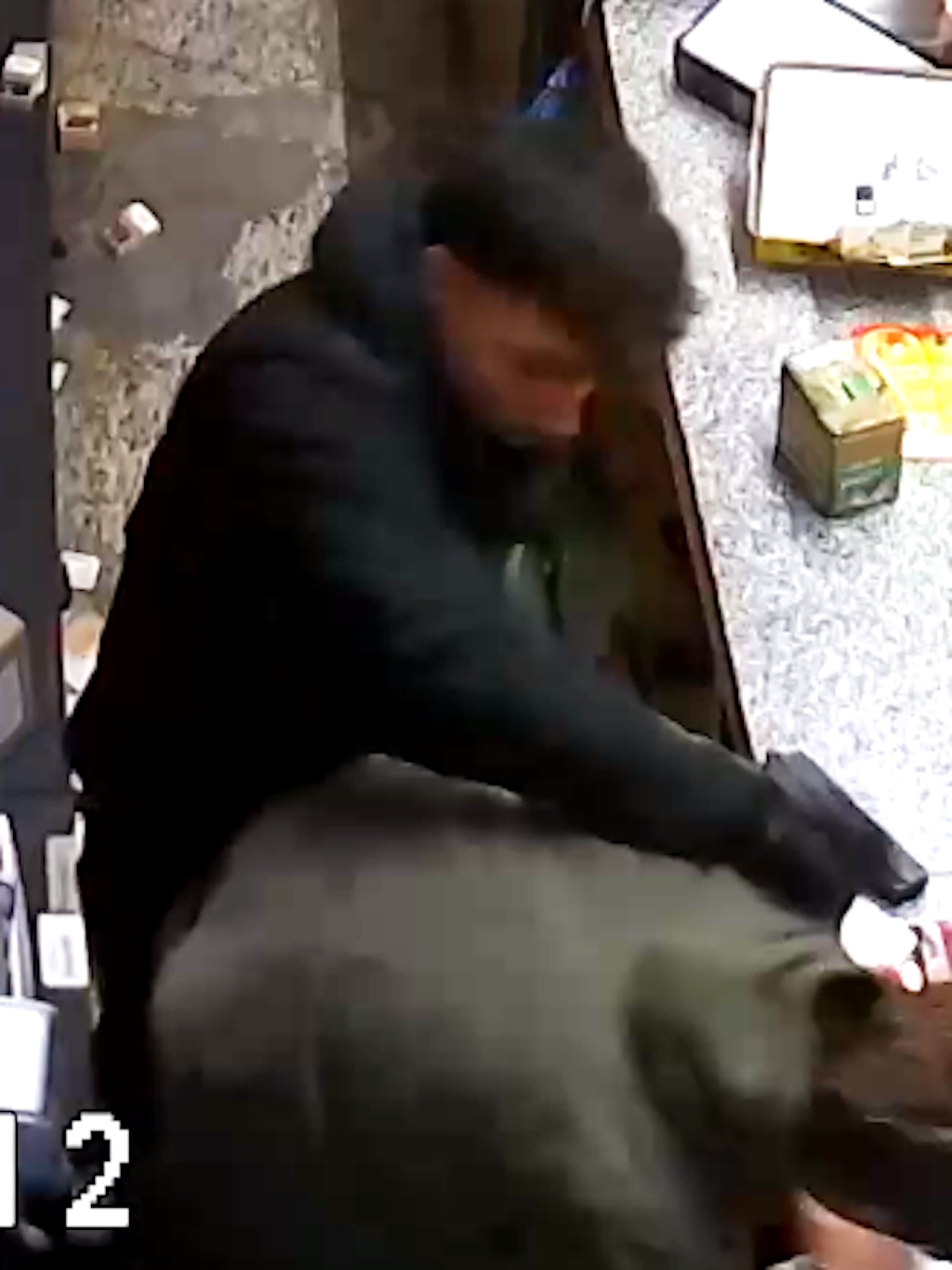 Die Polizei sucht diesen Mann.