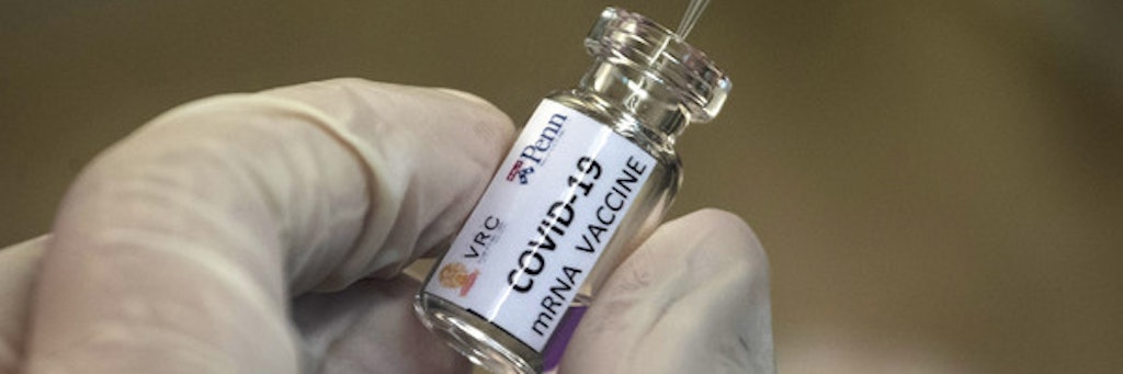 Ein Labortechniker extrahiert einen Teil eines sich in der Entwicklung befindlichen, möglichen Covid-19-Impfstoffs während eines Tests im Chula Vaccine Research Center, das von der Chulalongkorn-Universität betrieben wird.