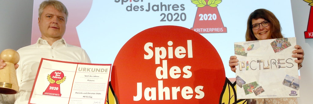 Claudia Barmbold und Peter Dörsam vom PD-Verlag nehmen für ""Pictures" den Preis "Spiel des Jahres" entgegen.