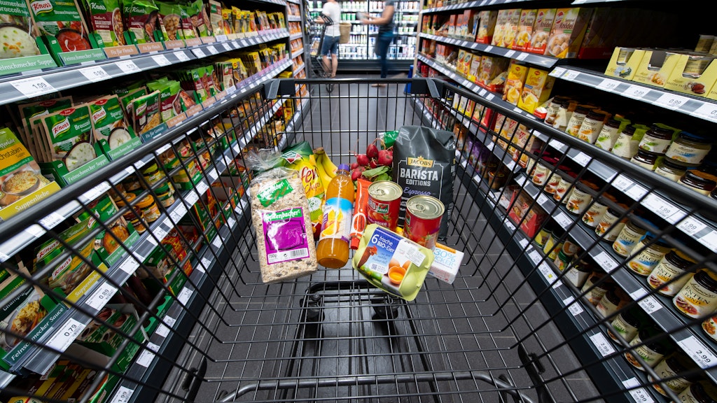 Die Experten rechnen vor: Wer im Supermarkt für 150 Euro einkauft, spart mit der Senkung nur 2,70 Euro.