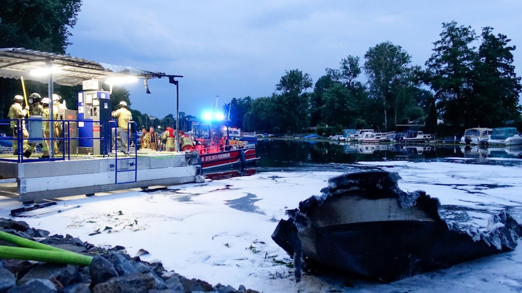 Das völig ausgebrannte Boot nahe der Wassertanke an der Alten Spree.