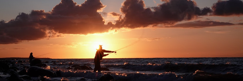 Ein Angler beim Sonnenuntergang.