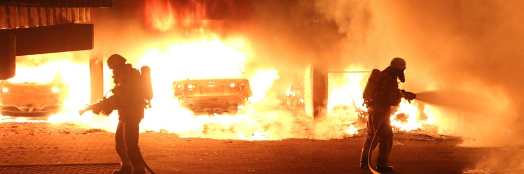 1000 Grad war das Feuer heiß, beschädigte die Betonpfeiler, auf denen das Haus Jahnstraße Ecke Buschkrugallee steht.