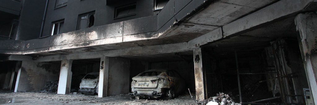 Ein Brandstifter steckte Autos in der Garage des Hauses an. Ein 32-jähriger Deutscher steht unter Verdacht.