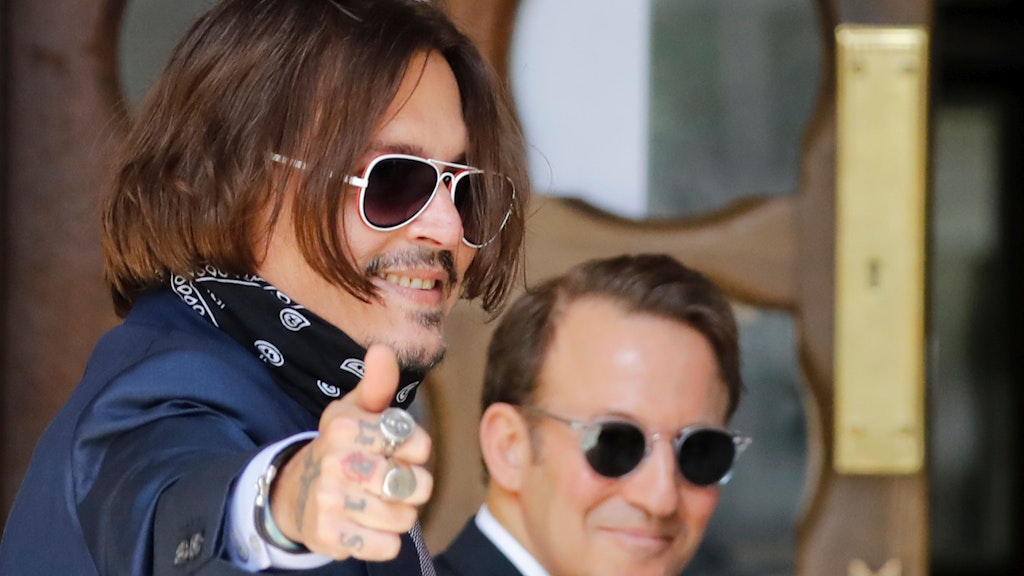 Johnny Depp hält den Daumen hoch: Er ist zuversichtlich.