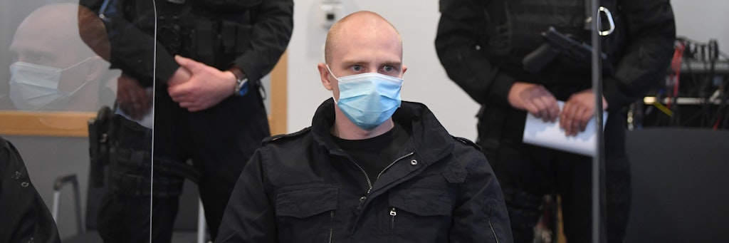 Flankiert von Justizbeamten sitzt der des Doppelmords angeklagte Rechtsextremist Stephan B. (28) im Magdeburger Gerichtssaal.