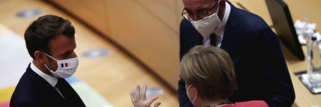 Bundeskanzlerin Angela Merkel (CDU,r) spricht mit Emmanuel Macron (l), Präsident von Frankreich, und Charles Michel, Präsident des Europäischen Rats, vor einem Treffen am runden Tisch im Rahmen des EU-Gipfels. 