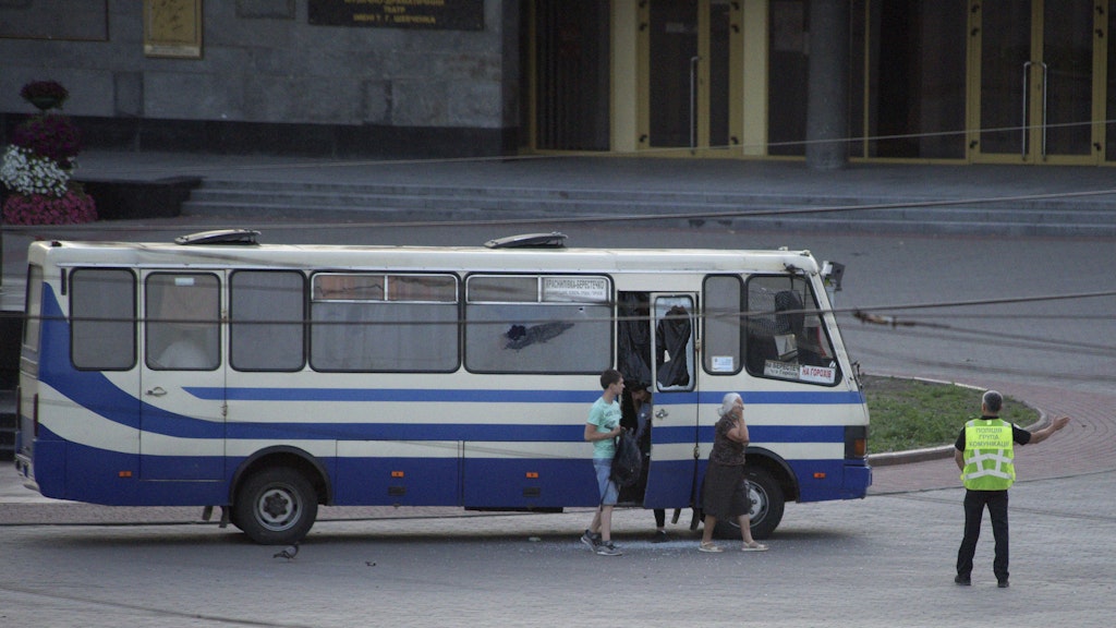 Eine ältere Frau, eine Schwangere und ein Teenager wurden vom Geiselnehmer freigelassen. Die Tür-Scheibe des Busses ist zerschossen.