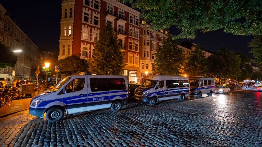 Mit mehreren Einsatzfahrzeugen steht die Polizei im Schanzenviertel bereit. 
