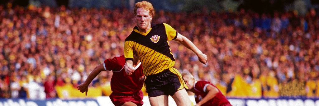 Matthias Sammer entwischt im DDR-Supercup 1989/1990 den Bewachern des BFC Dynamo.