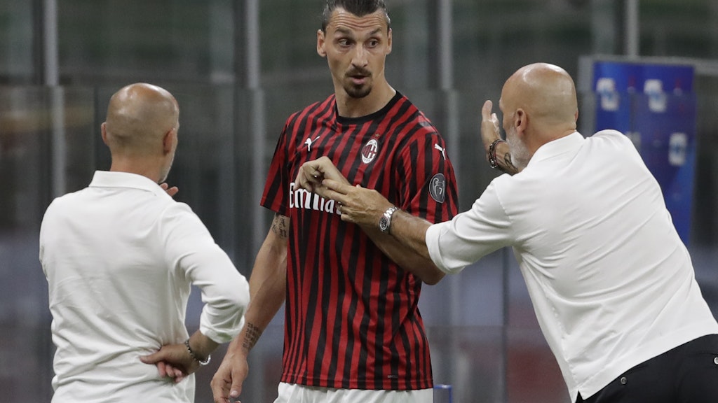 Zlatan Ibrahimovic sprach sich öffentlich gegen Rangnick aus, stützte so Milan-Trainer Stefano Pioli (r.). 