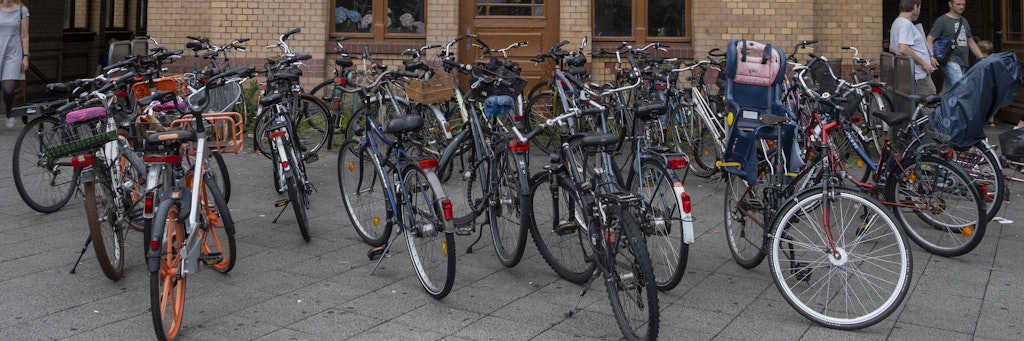 Viele Fahrräder stehen werktags vor dem S-Bahnhof Prenzlauer Allee. Dank Corona schlugen hier zuletzt weniger Diebe zu.