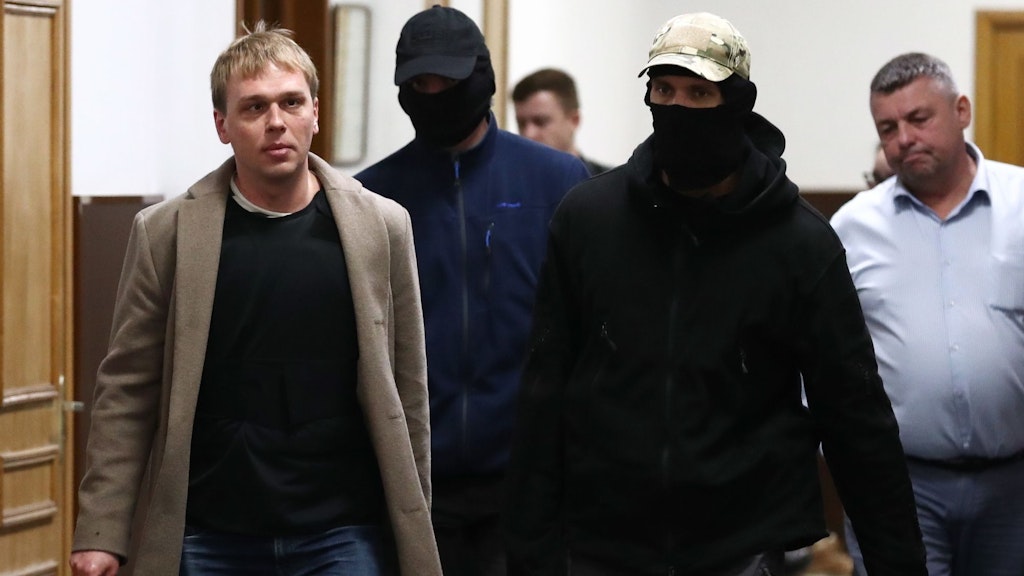Iwan Golunow (l.) will Klarheit in seinem Fall, mit Kollegen des Online-Magazins Meduza klagte er im November 2019 gegen die Trägheit der Ermittler.