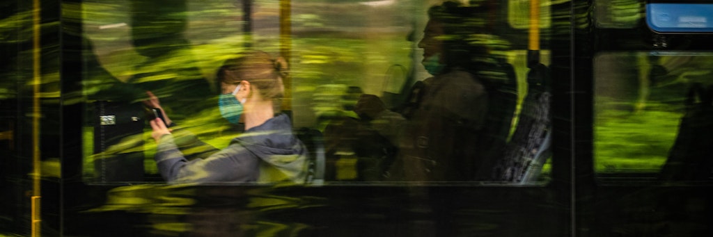 Nur wenige Fahrgäste sind in diesem Bus unterwegs. Viele Pendler weichen aufs Auto oder aufs Fahrrad aus.