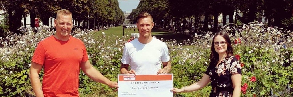 Filip Schnuppe und Lini Schreiter freuen sich über Sebastian Polters Spende in Höhe von 10.000 Euro.