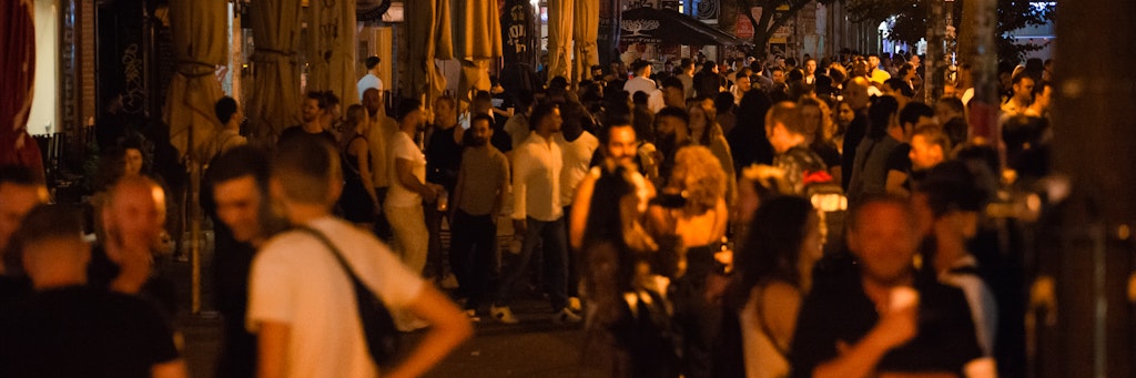 Im Schanzenviertel stehen viele Menschen teils dicht beieinander.