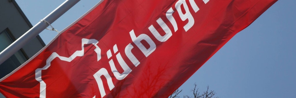 Der Schriftzug Nuerburgring auf einer Fahne an der Rennstrecke Nuerburgring Nürburgring