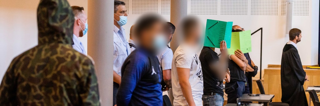 Einige der Angeklagten stehen vor Gericht. Sie haben eine junge Frau vergewaltigt.