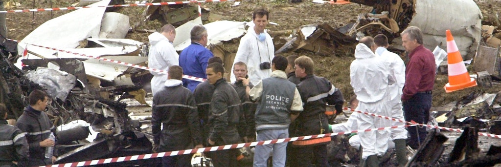Experten und Polizisten untersuchen den Absturzort der Concorde.