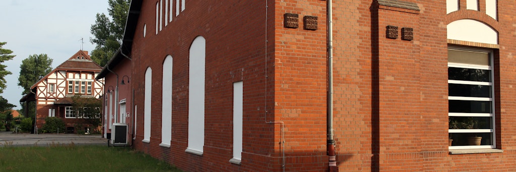 Ein paar Hallen und ein Wohnhaus sind noch vom Wasserwerk Johannisthal zu sehen. In zehn Jahren soll es erweitert und wieder in Betrieb sein.<br>