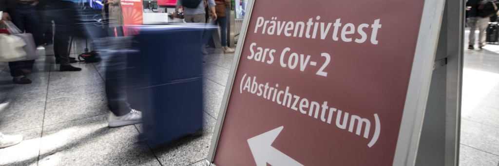 „Es ist nicht sicher, dass auf diese Weise das Zeitfenster der Infektion erfasst wird“, kritisiert der Berliner Amtsarzt Patrick Larscheid die Teststellen an Flughäfen. 