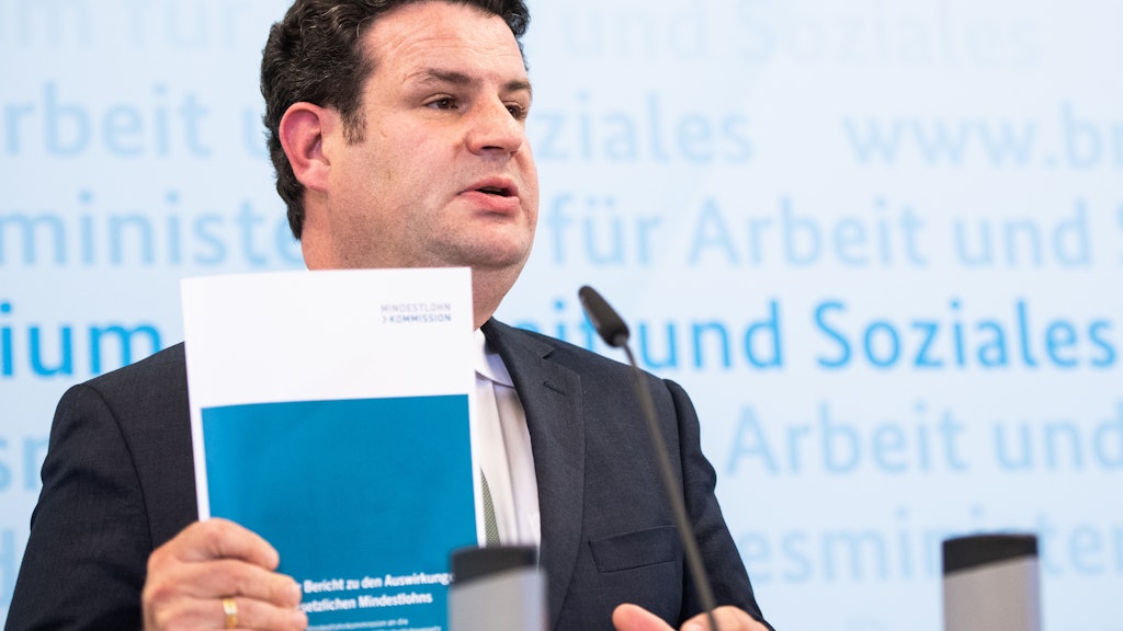 Arbeitsminister Hubertus Heil (SPD) mit dem Bericht der Mindestlohnkommission. Er will nun höhere Mindestlöhne, als der Bericht empfiehlt.