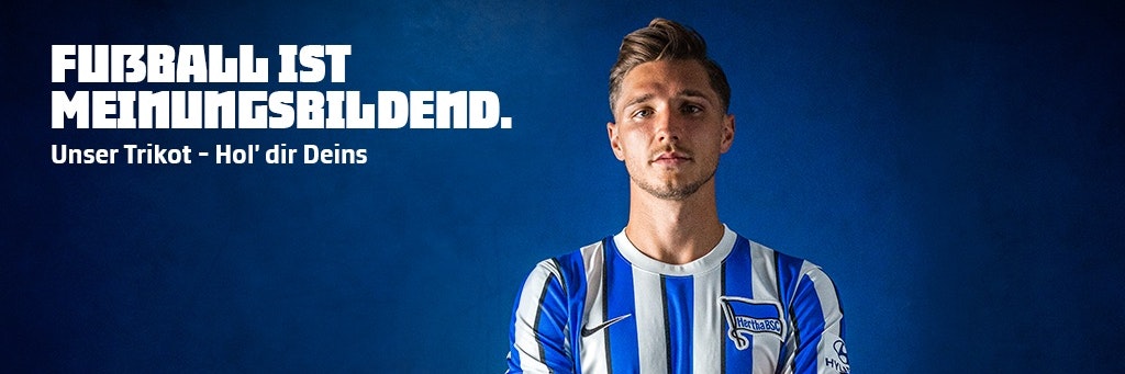 Niklas Stark präsentiert das neue Bundesliga-Trikot von Herthas BSC. 
