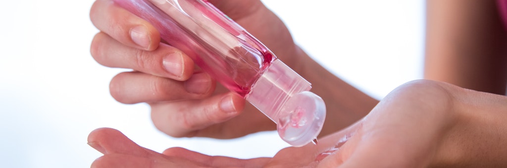 Steht auf der Flasche „antibakteriell “oder „bakterizid“, hilft das nur gegen Bakterien, ist also im Hinblick auf Coronaviren nicht geeignet.