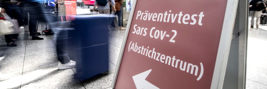 Ein Hinweisschild macht auf das Corona-Testzentrum am Flughafen Frankfurt aufmerksam.