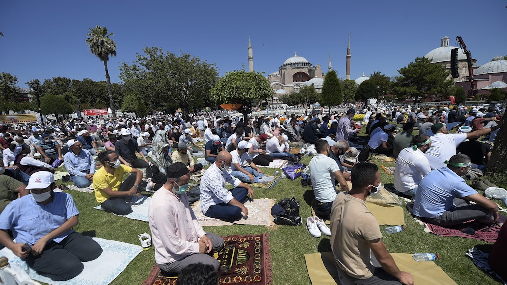 Hunderte Muslime versammelten sich auch vor dem historischen Kuppellbau in Istanbul, um bei der Zeremonie dabei zu sein.