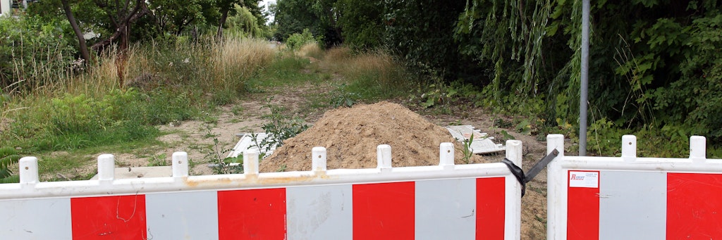 Am Münsterberger Weg in Mahlsdorf ist ein Radweg geplant. Bauarbeiten würden jedoch die 130 Jahre alten Wasserleitungen im Boden gefährden.