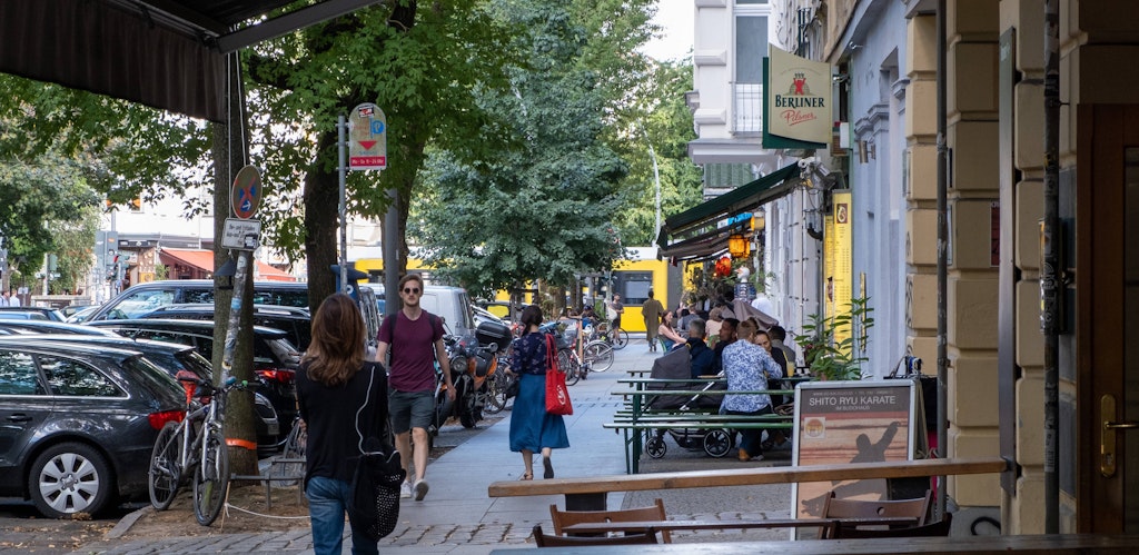 So langsam füllen sich die Bänke der Restaurants wie hier in der Stargarder Straße in Prenzlauer Berg. Doch die Gastwirte sind auf gutes Wetter angewiesen. 