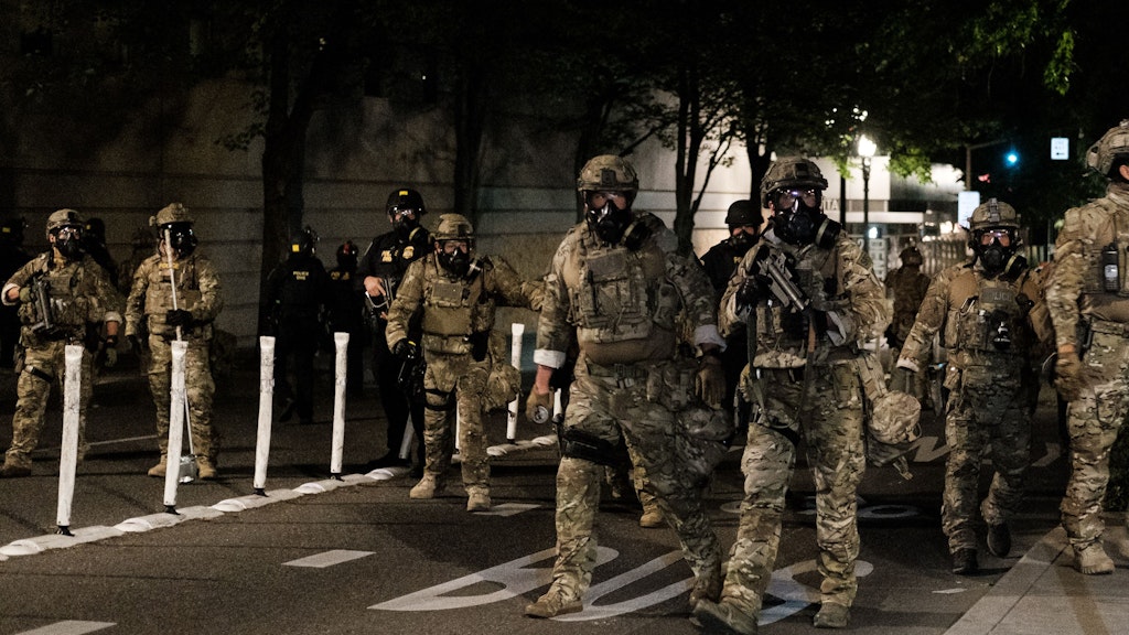 In Kampfmontur ziehen die Bundespolizisten durch die Straßen von Portland, gehen brutal gegen Demonstranten vor. 