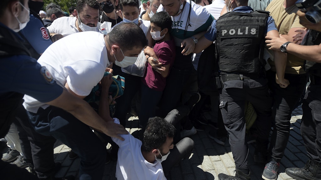 Wegen der Corona-Vorschriften mussten Polizisten immer wieder verhindern, dass zu viele Gläubige zur Hagia Sophia strömen. 20.000 Beamte waren im Einsatz.