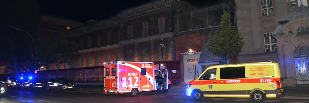 Retttungskräfte an der JVA Moabit