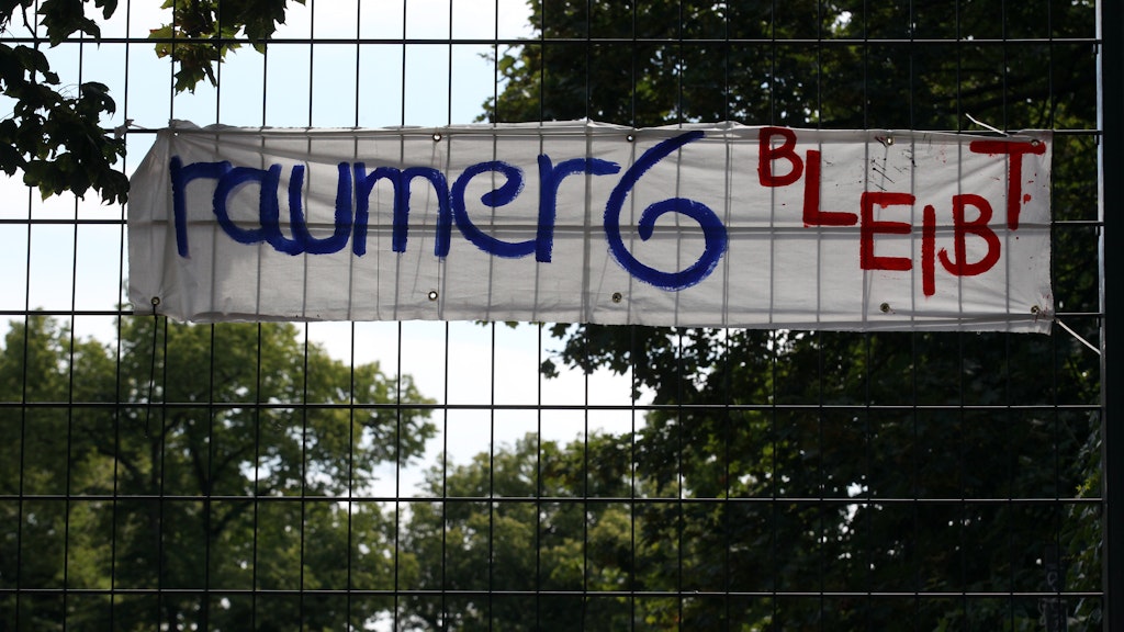 Protestplakate auf dem Helmholtzplatz.