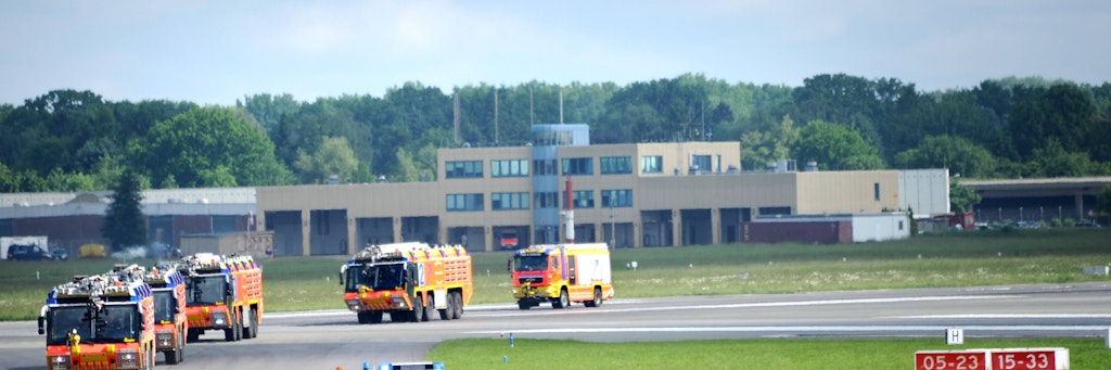 Zahlreiche Löschflugzeuge rückten am Hamburger Flughafen aus.