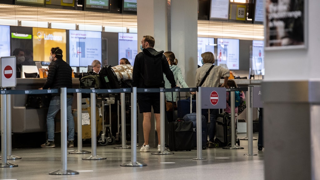 Reisende am Flughafen Tegel: Ab kommende Woche sollen dort Teststellen eingerichtet werden.