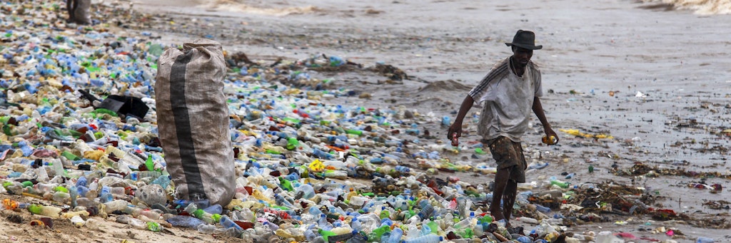 Accra, Hauptstadt von Ghana: Ein Mann sammelt verwertbares Material am verschmutzten Korle-Gono-Strand.