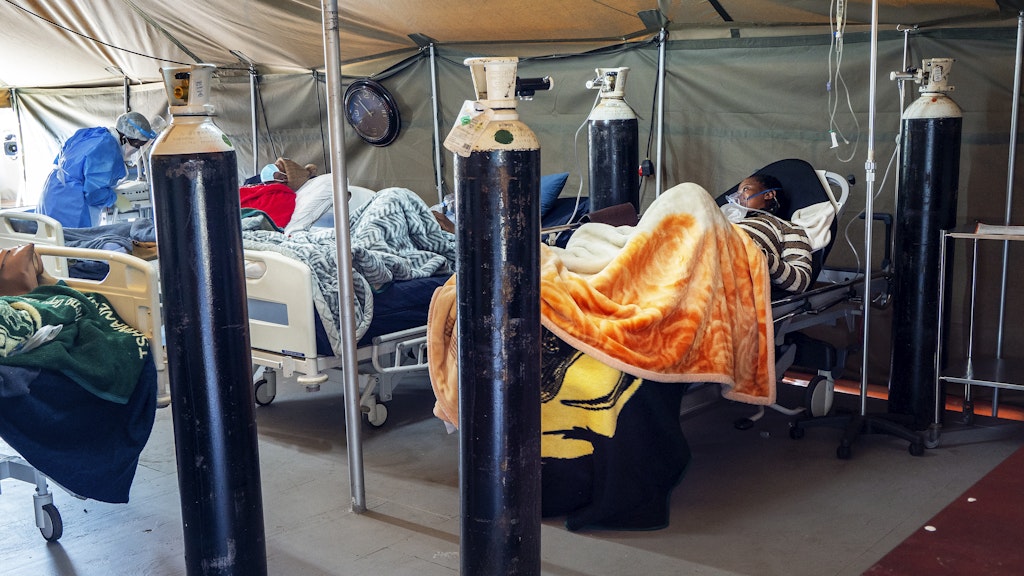 Corona-Patienten werden in einem Krankenhaus in Pretoria (Südafrika) mit Sauerstoff behandelt.