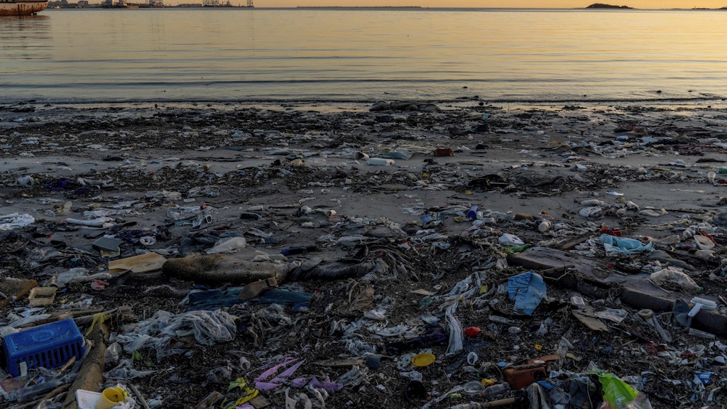 Müll liegt am Strand Capurro in der Bucht von Montevideo. Plastikmüll ist allgegenwärtig.