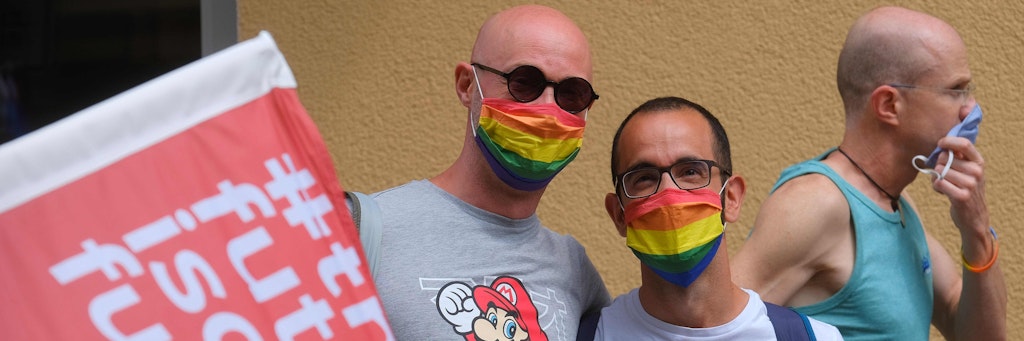 Wichtigstes Accessoire der Pride-Saison: Der Regenbogen-Mundschutz.