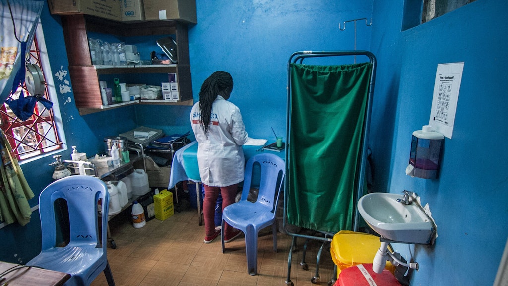In einem Slumviertel von Nairobi (Kenia) bereitet eine Ärztin ihr Behandlungszimmer für Corona-Tests an den Bewohnern vor.