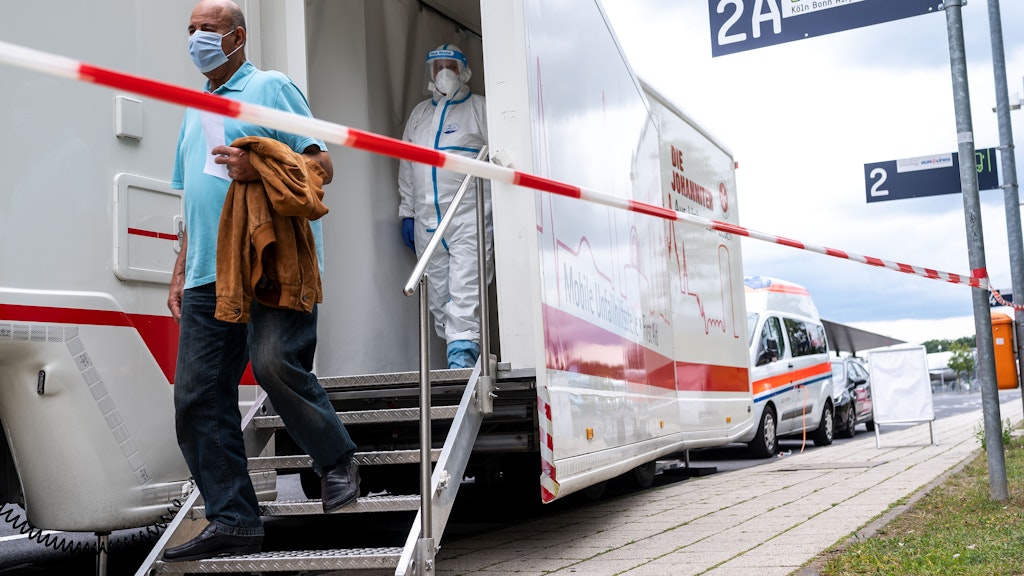 Ein Mann verlässt das Corona-Testzentrum am Flughafen Köln/Bonn. Wie hier haben am Tag nach der Einigung der Gesundheitsminister auch an den Flughäfen in Düsseldorf und Dortmund kostenlose Corona-Tests für Rückkehrer aus Risikogebieten begonnen.